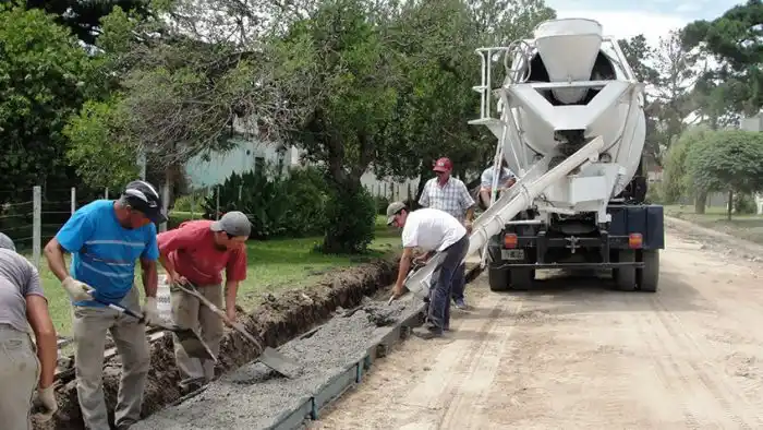 Construyen cordón cuneta