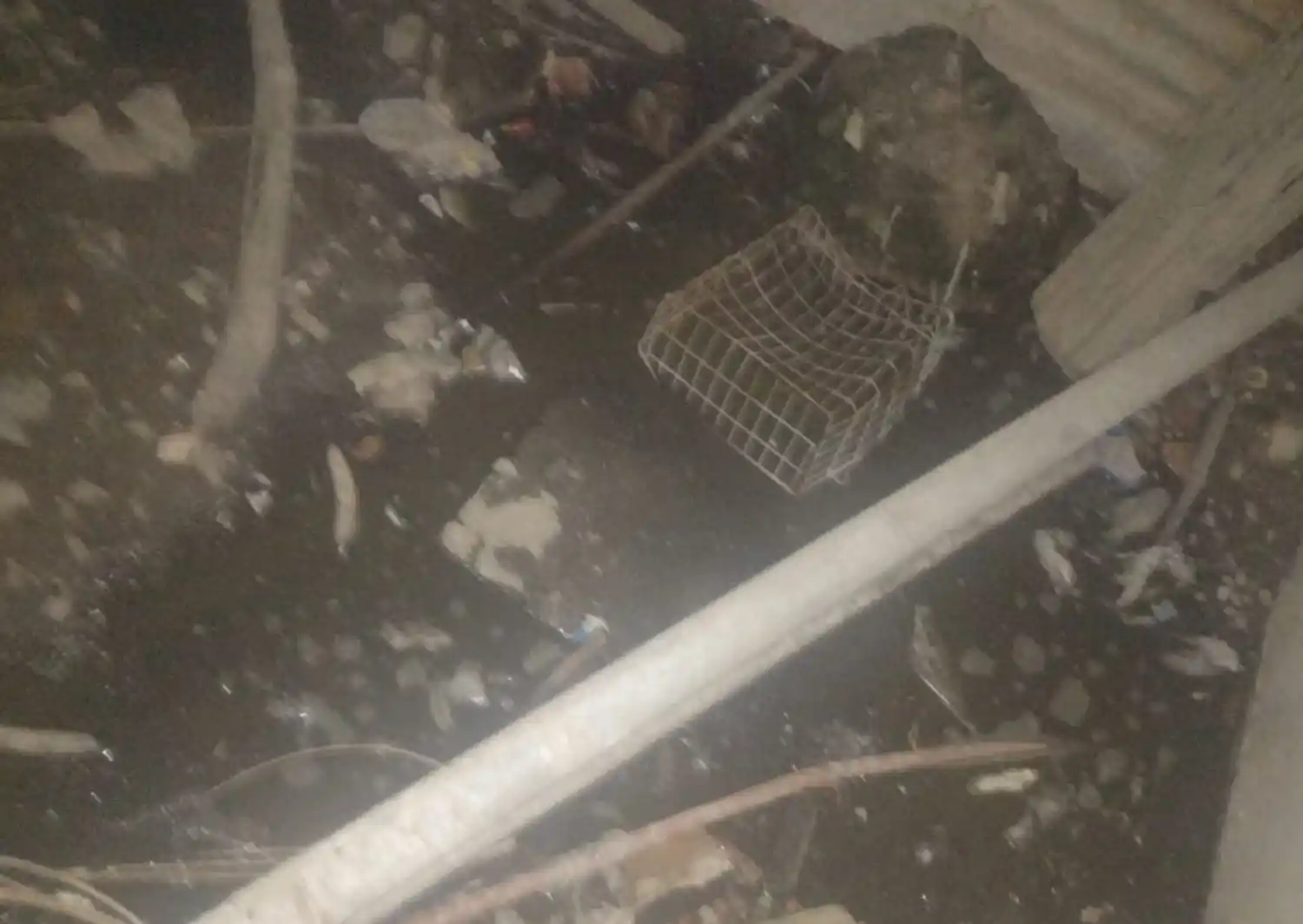 Vecinos reclaman por una cloaca tapada en calle General Pueyrredón