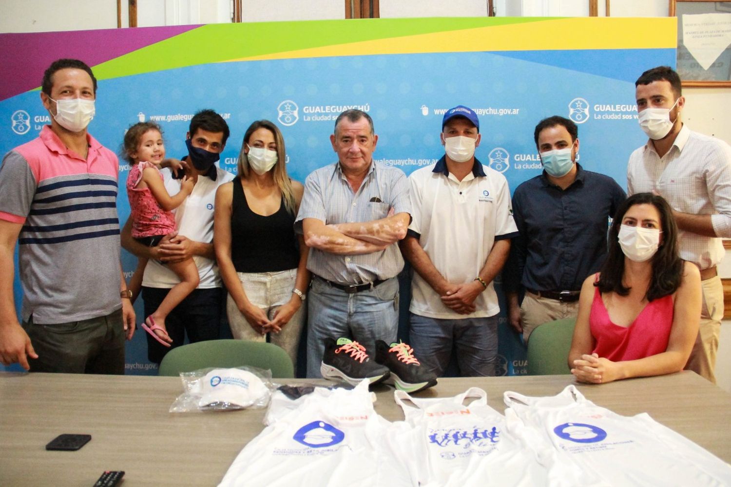 La Caja de Jubilaciones entregó becas e indumentaria a deportistas municipales