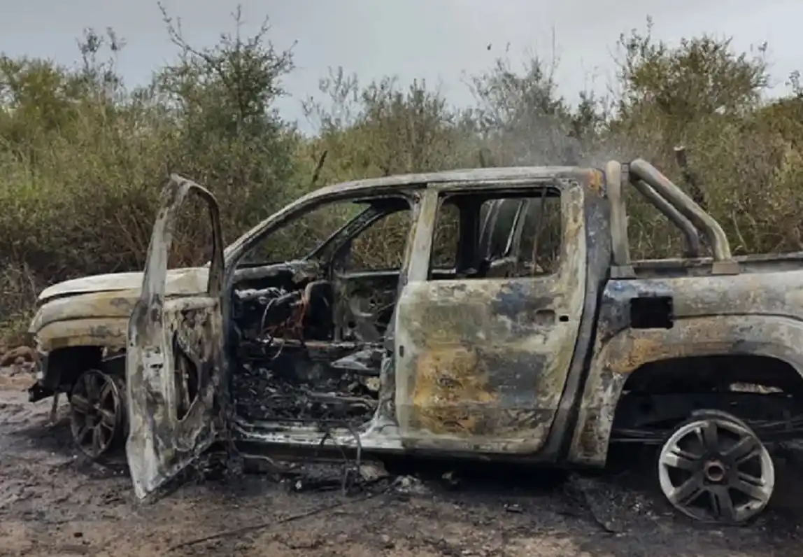 Fue a inflar la rueda de auxilio y cuando volvió se había incendiado su camioneta