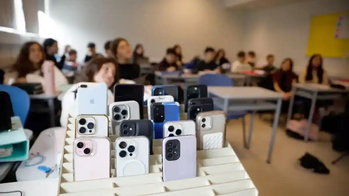 Advierten que prohibir los celulares en el aula no es suficiente para reducir el tiempo en pantalla de los chicos