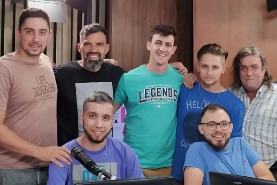 Hugo Ghidoni (esquina derecha), acompañado por parte del equipo de LT28 Radio Rafaela en el año 2022. 