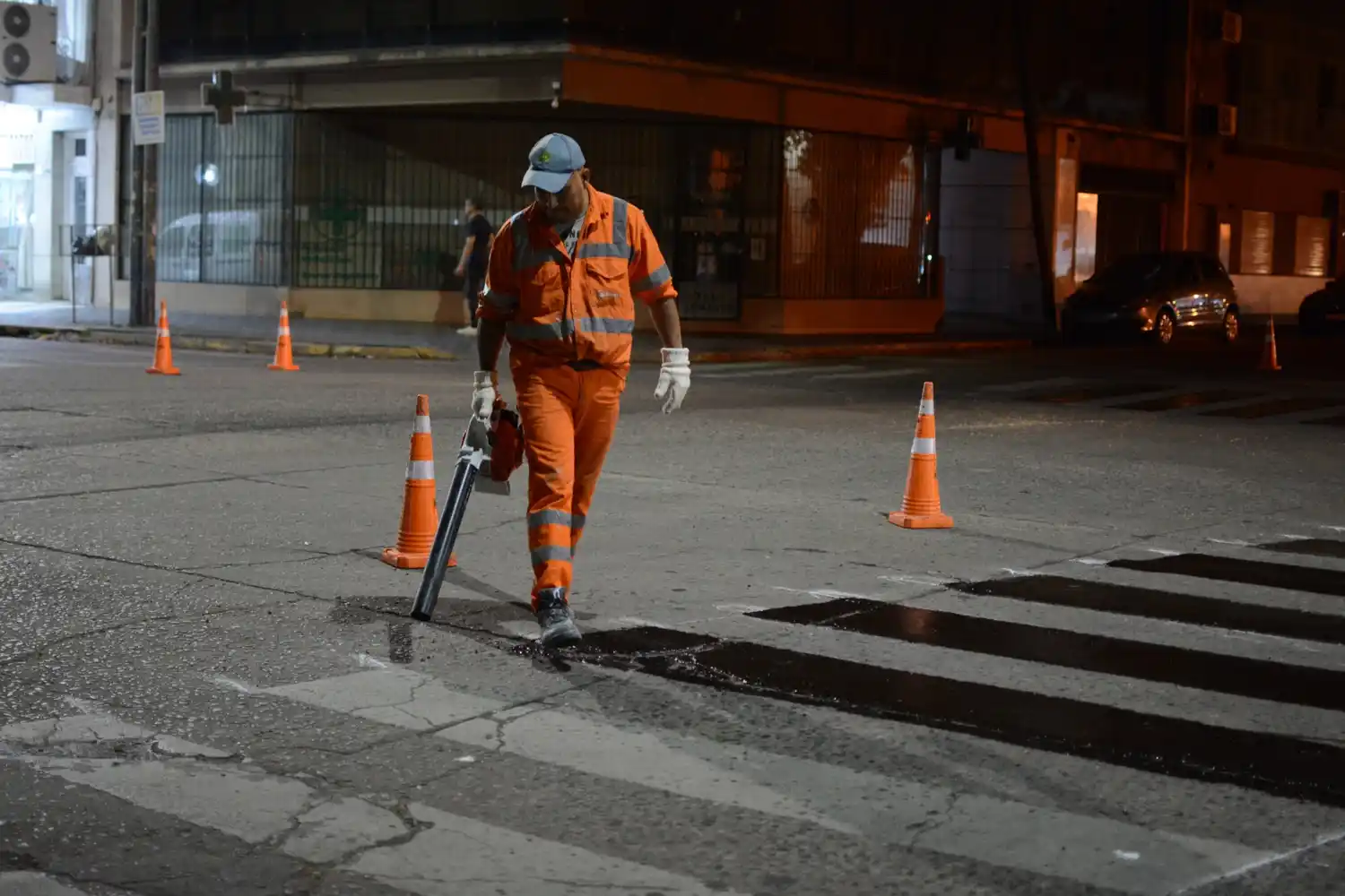 Realizan tareas de demarcación y señalización horizontal en el macro y microcentro santafesino