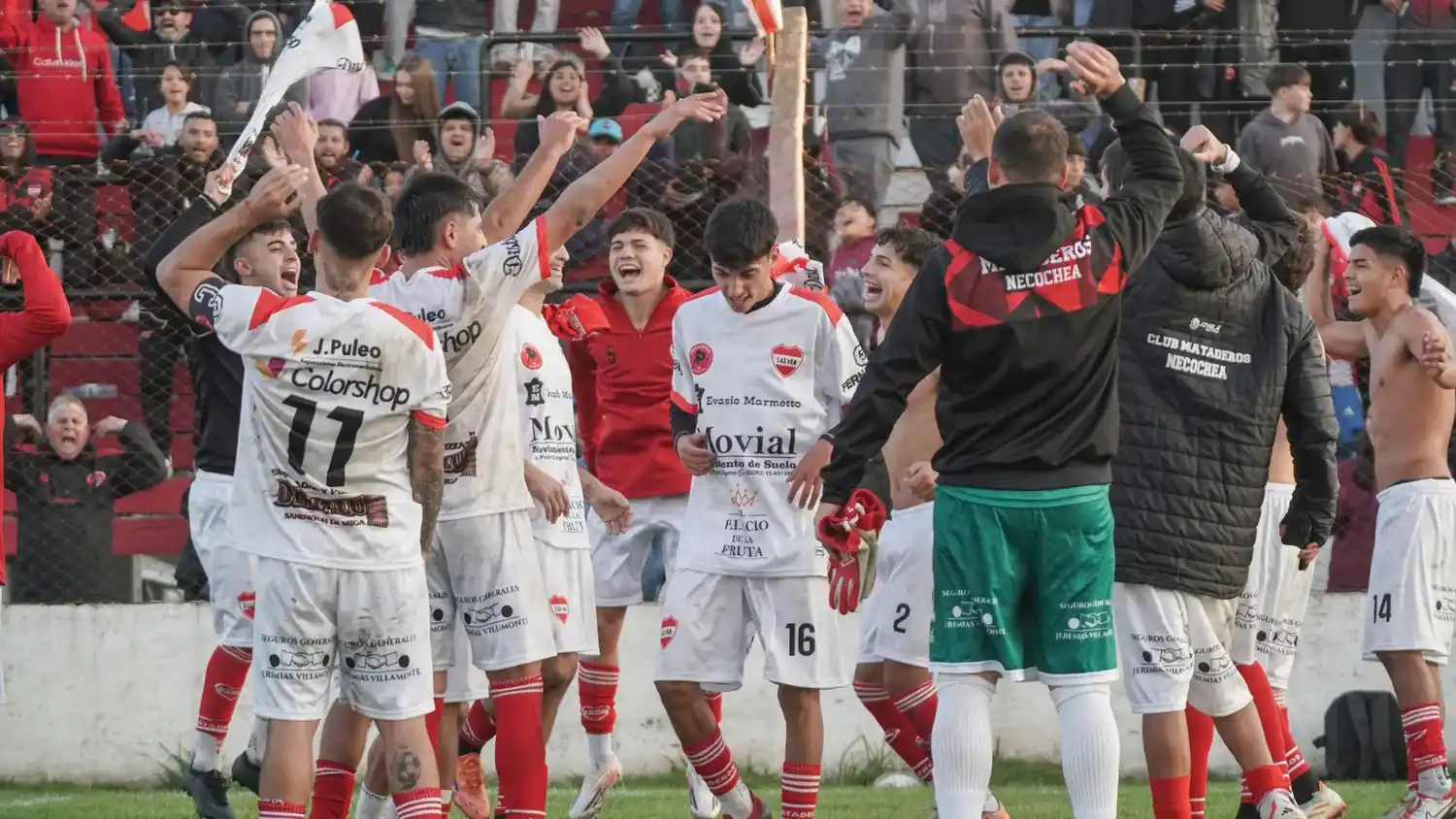 Mataderos goleó a Villa Díaz Vélez y se prende en la Zona A