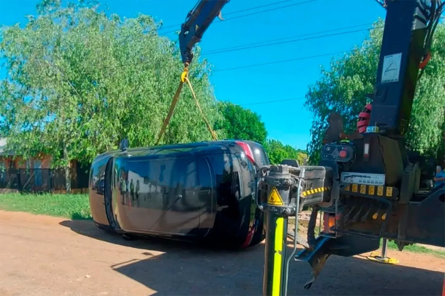 Una embarazada chocó su auto contra un alcantarillado y volcó