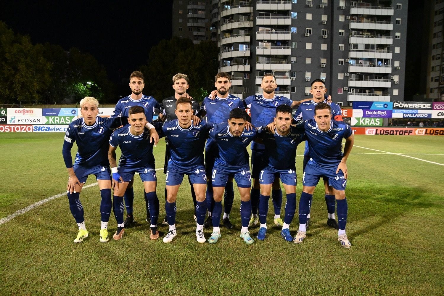 El equipo formando en la previa del partido