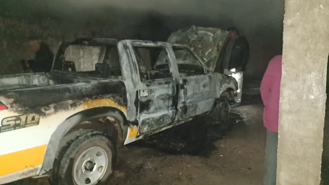 Camioneta incendiada