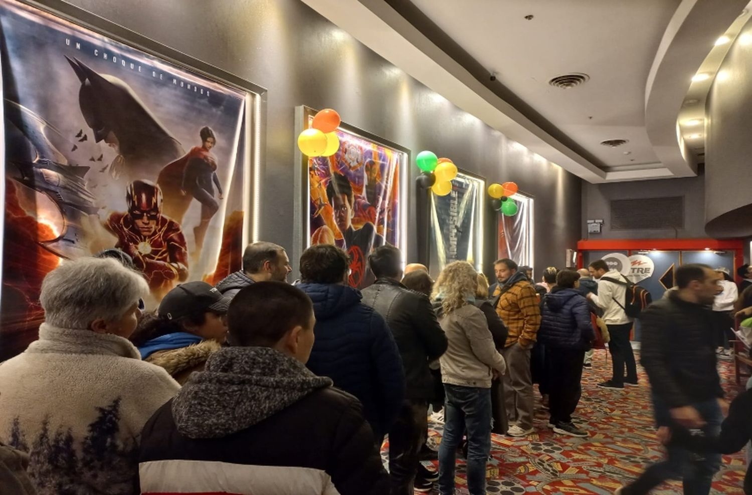 Más de un centenar de marplatenses disfrutaron de la avant premiere de "Flash"