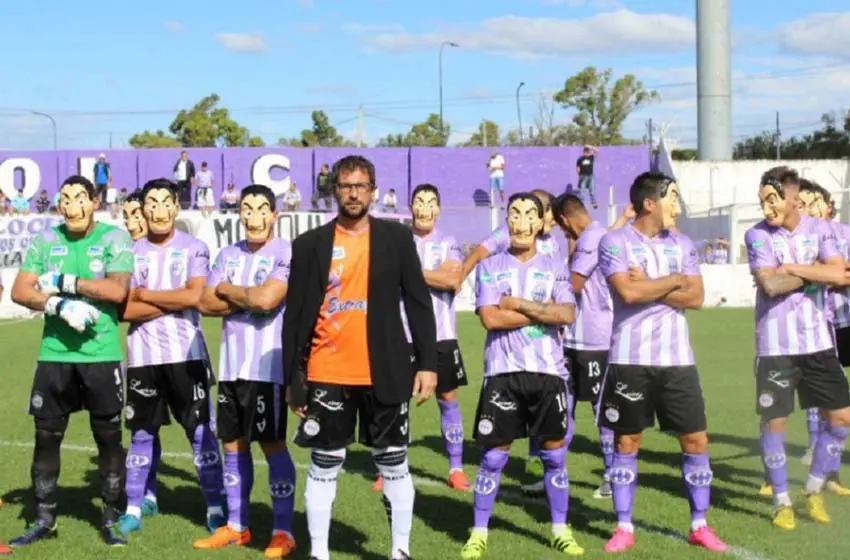 Sacachispas le puso humor al tema «Escritorios»