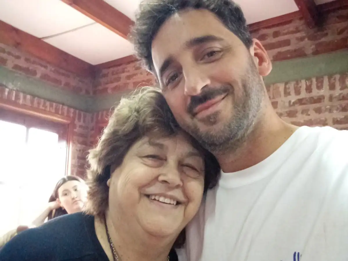 La familia. Un sostén de vida, en la escena, junto a su sobrino Julián