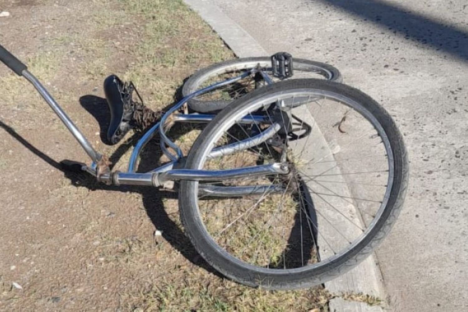 Le robó la bici a un vecino que le debía dinero, la tiró en una esquina y la agarró a golpes con un caño