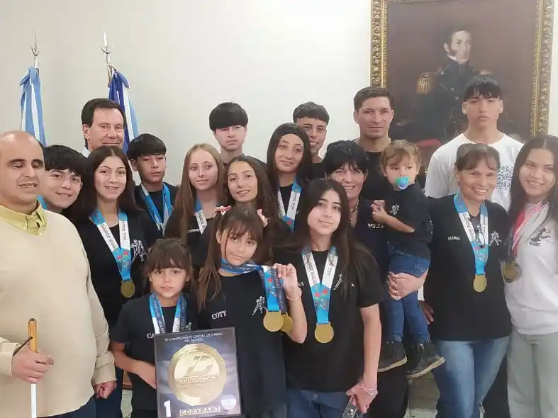 El intendente Juan Carlos Chalde y el director de Cultural Cristian De Marco recibieron a la profesora y a los bailarines