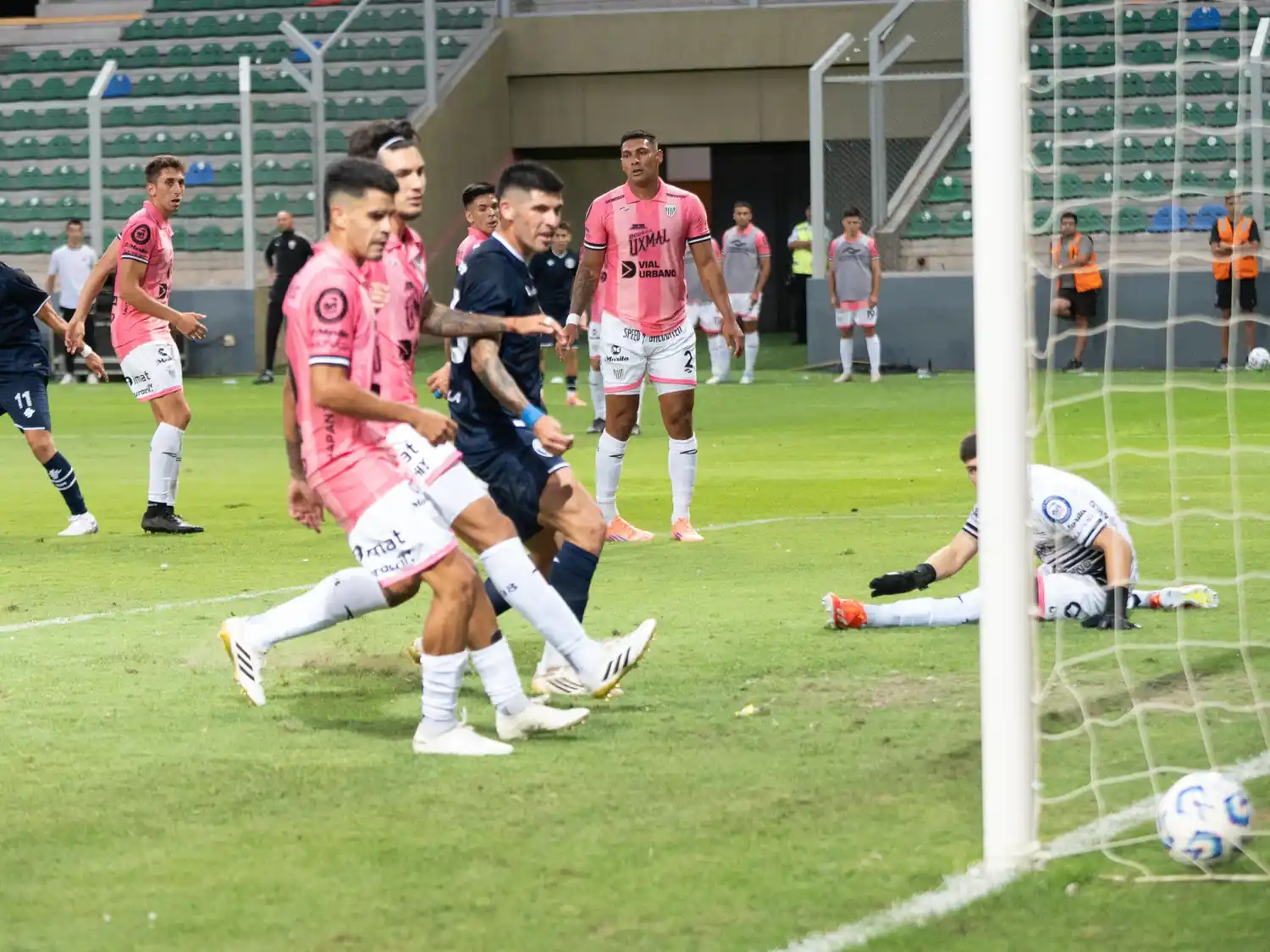 Ríos anota el segundo gol de Independiente Rivadavia.