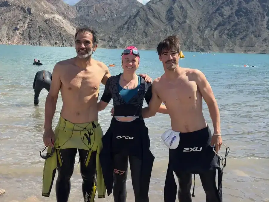 Exequiel Núñez, Laura Fiekas y el también triatleta Gonzalo Acosto, que viajó como asistente.