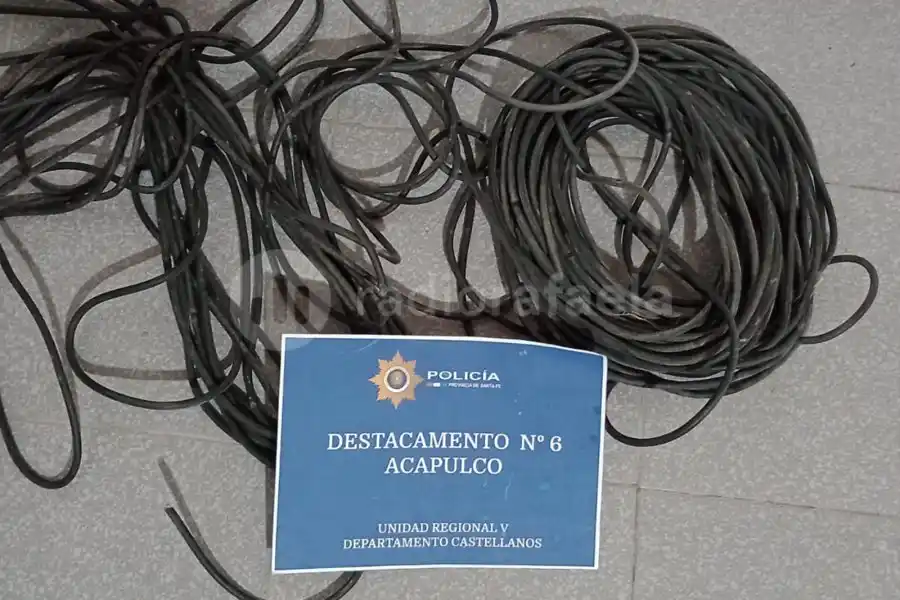 Desmantelaron la iluminación navideña de una plaza y se quisieron llevar varios metros de cable