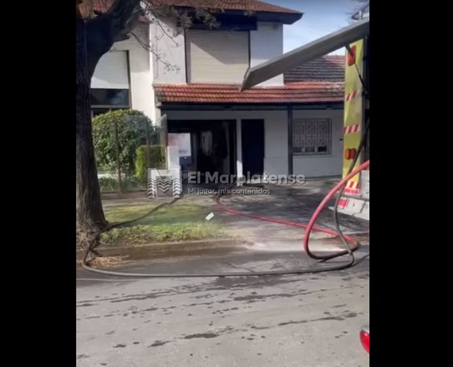 VIDEO: fuerte incendio en una vivienda en el barrio Colinas de Peralta Ramos