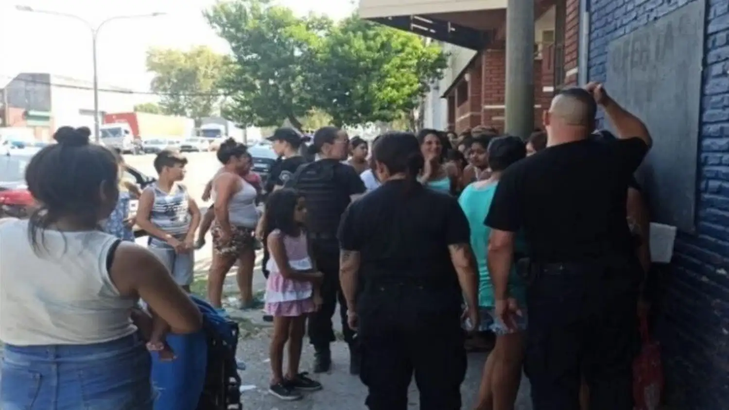Rosario: un súper chino regalaba comida y le invadieron el comercio