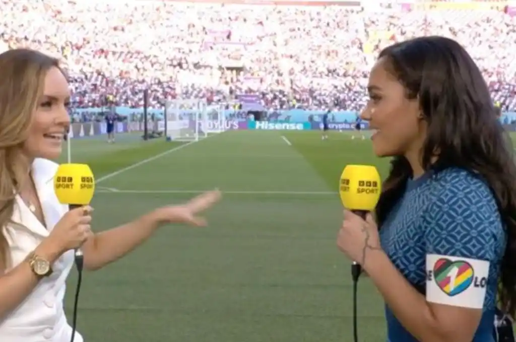 La ex futbolista Alex Scott desafió a la FIFA y comentó el partido de Inglaterra con el brazalete arcoíris