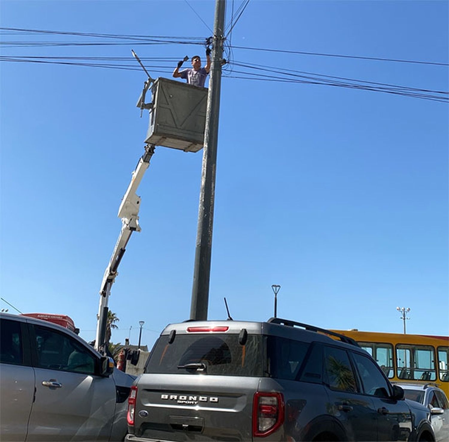 Pintan columnas en plena temporada