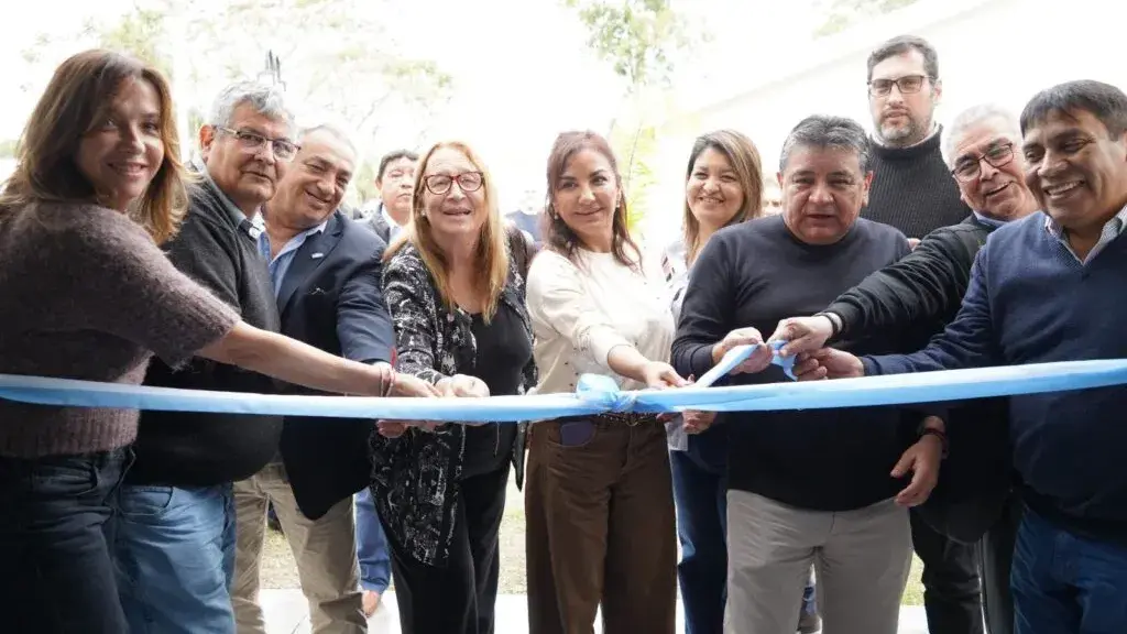 Corte de cinta. La necochense Natalia Sánchez Jáuregui acompañó a José Voytenco en esta inauguración