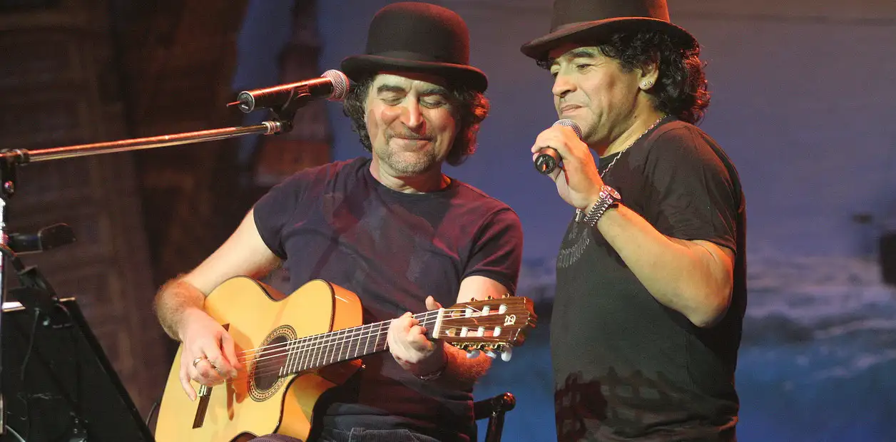 Para el autor, la mejor canción dedicada a Maradona es “Para verte gambetear”, de La Guardia Hereje.
