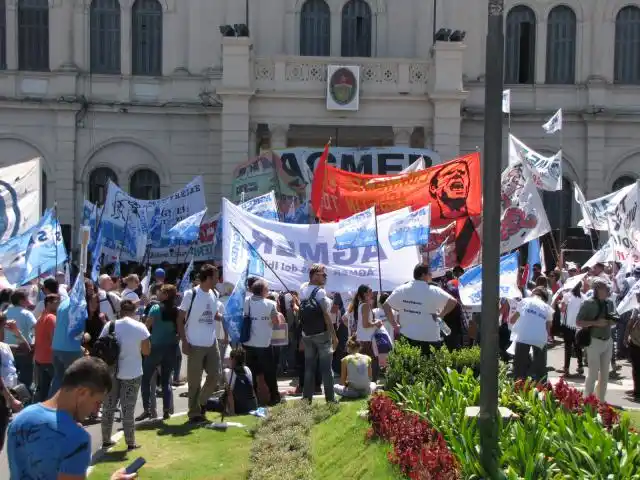 Masiva movilización en el quinto día de paro docente 