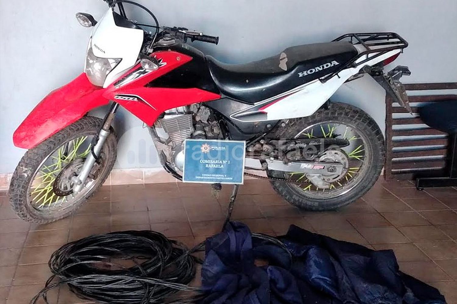 De a tres en moto y con cables robados: se cayeron cuando los perseguían y detuvieron a uno