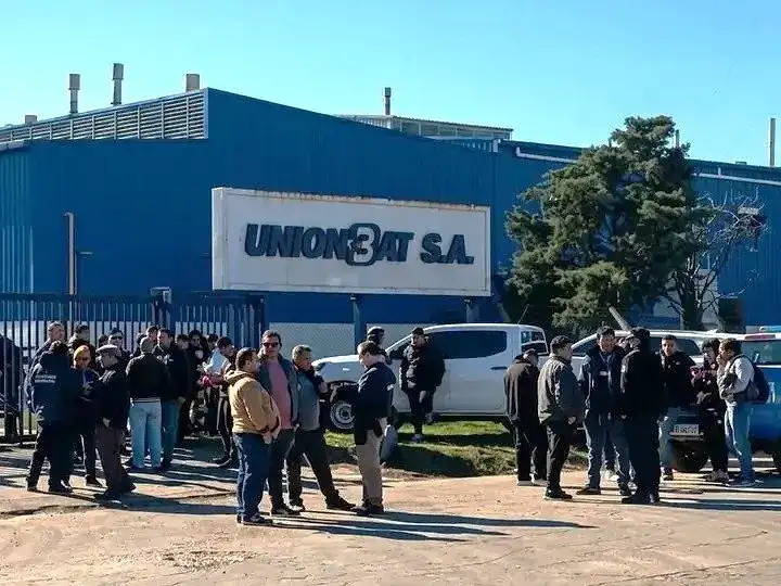 Los 100 trabajadores despedidos de Unionbat seguirán acampando afuera de la fábrica hasta que se solucione su situación