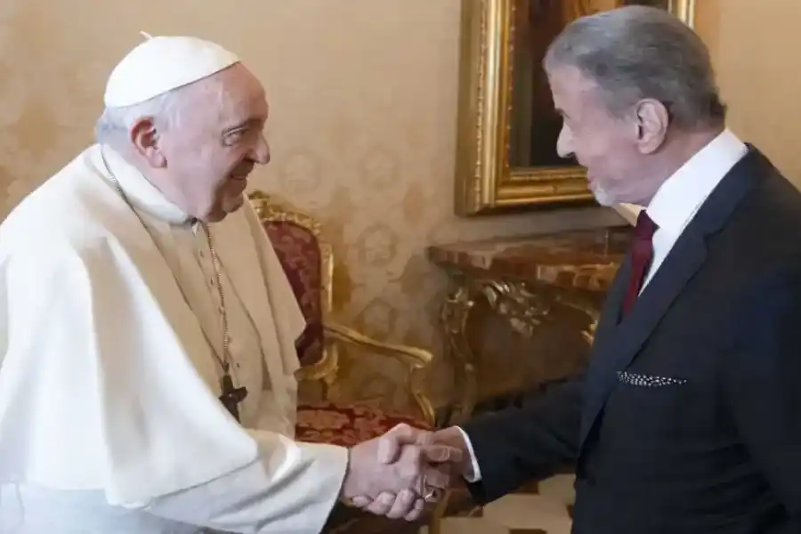Sylvester Stallone visitó al Papa Francisco y lo invitó a boxear en el vaticano