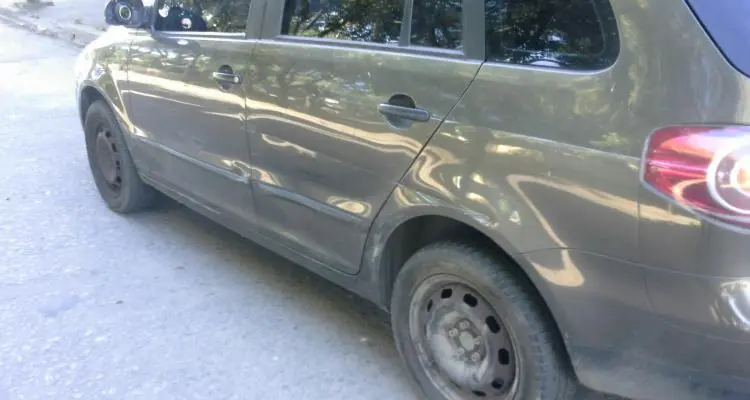 Chocaron su auto y pide ayuda para dar con el responsable
