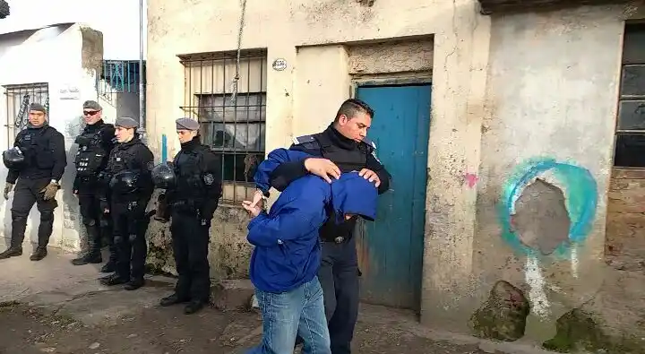 Serie de allanamientos terminó con la detención de 3 personas