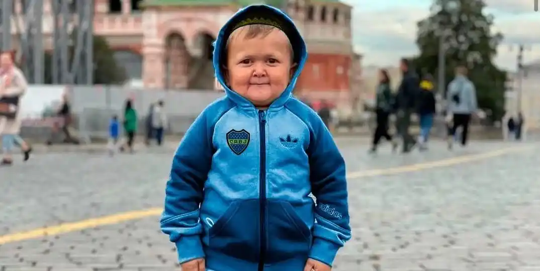 Hasbulla en Argentina: llenó el Gran Rex, pateó una botella de plástico y lo invitaron a un asado