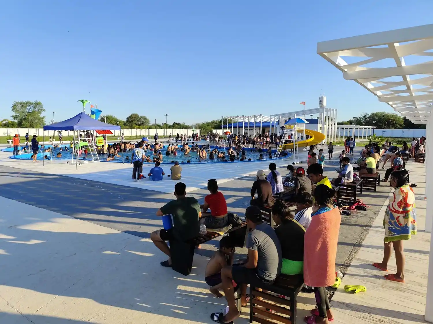 Cientos de personas disfrutaron del Parque Acuático