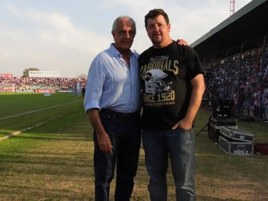 Ruben Benedetto era el presidente de aquel Rivadavia que jugó con River Plate por la Copa Argentina. En la foto posa con Rodolfo D'Onofrio, presidente del Millonario.