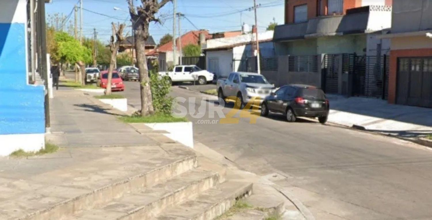 Seis delincuentes intentaron robarle la camioneta y mató a uno de ellos