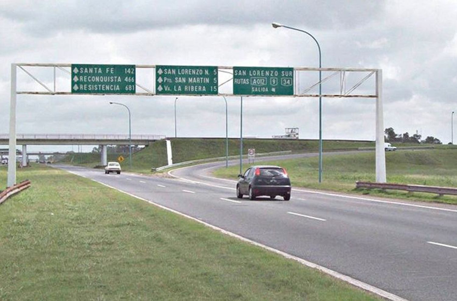 Violento asalto en la autopista Rosario-Santa Fe: le dispararon para robarle la moto y valiosas pertenencias