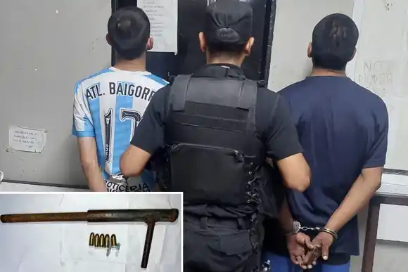 Detuvieron a dos motociclistas que circulaban a alta velocidad con un arma