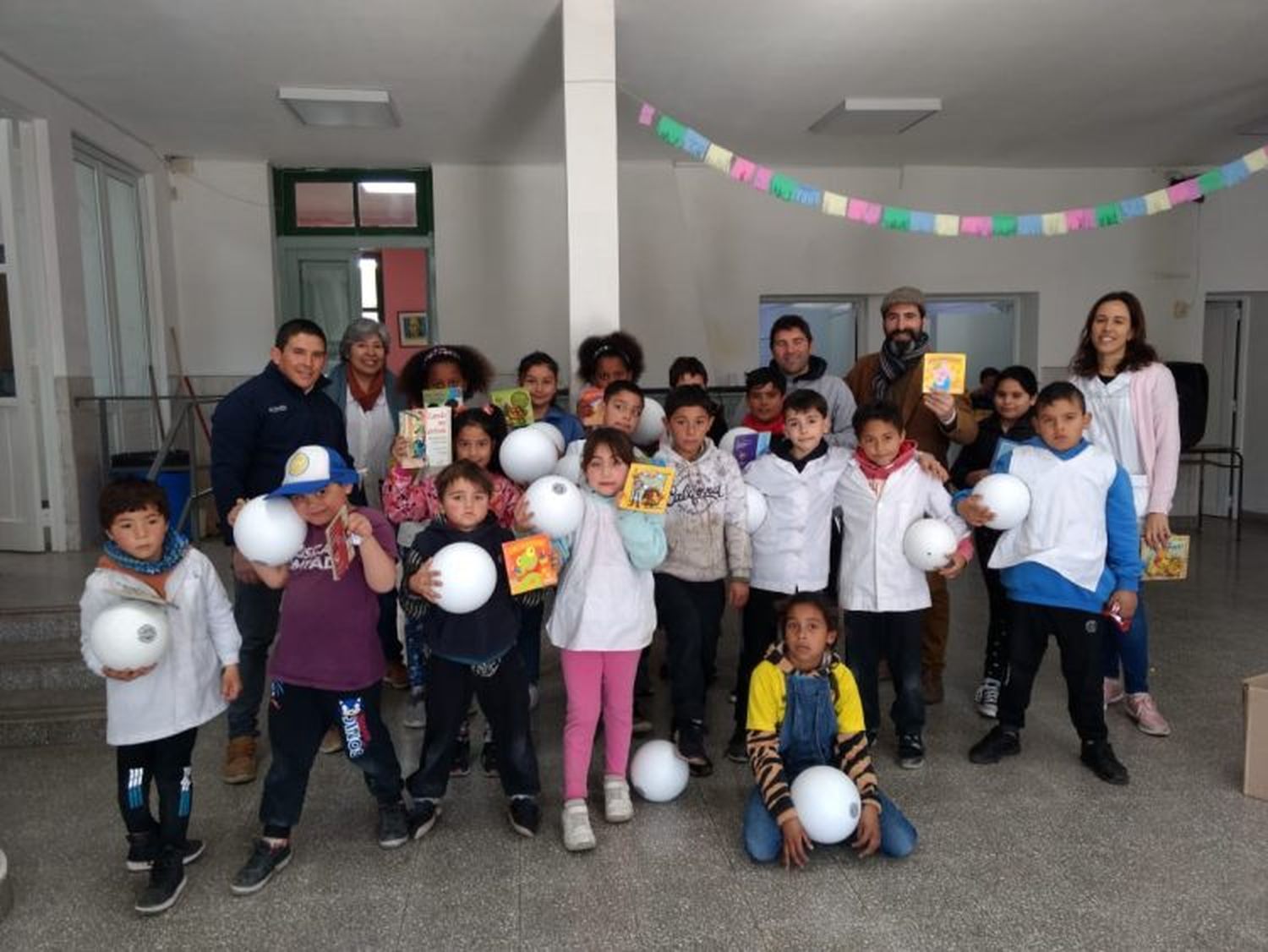 Los alumnos posaron con las donaciones de la universidad.