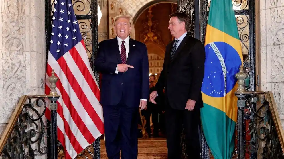 El presidente de Estados Unidos, Donald Trump, organiza una sesión de fotos con el entonces presidente brasileño Jair Bolsonaro antes de asistir a una cena de trabajo en el resort Mar-a-Lago en Palm Beach, Florida, EE. UU., el 7 de marzo de 2020. (REUTERS/Tom Brenner)