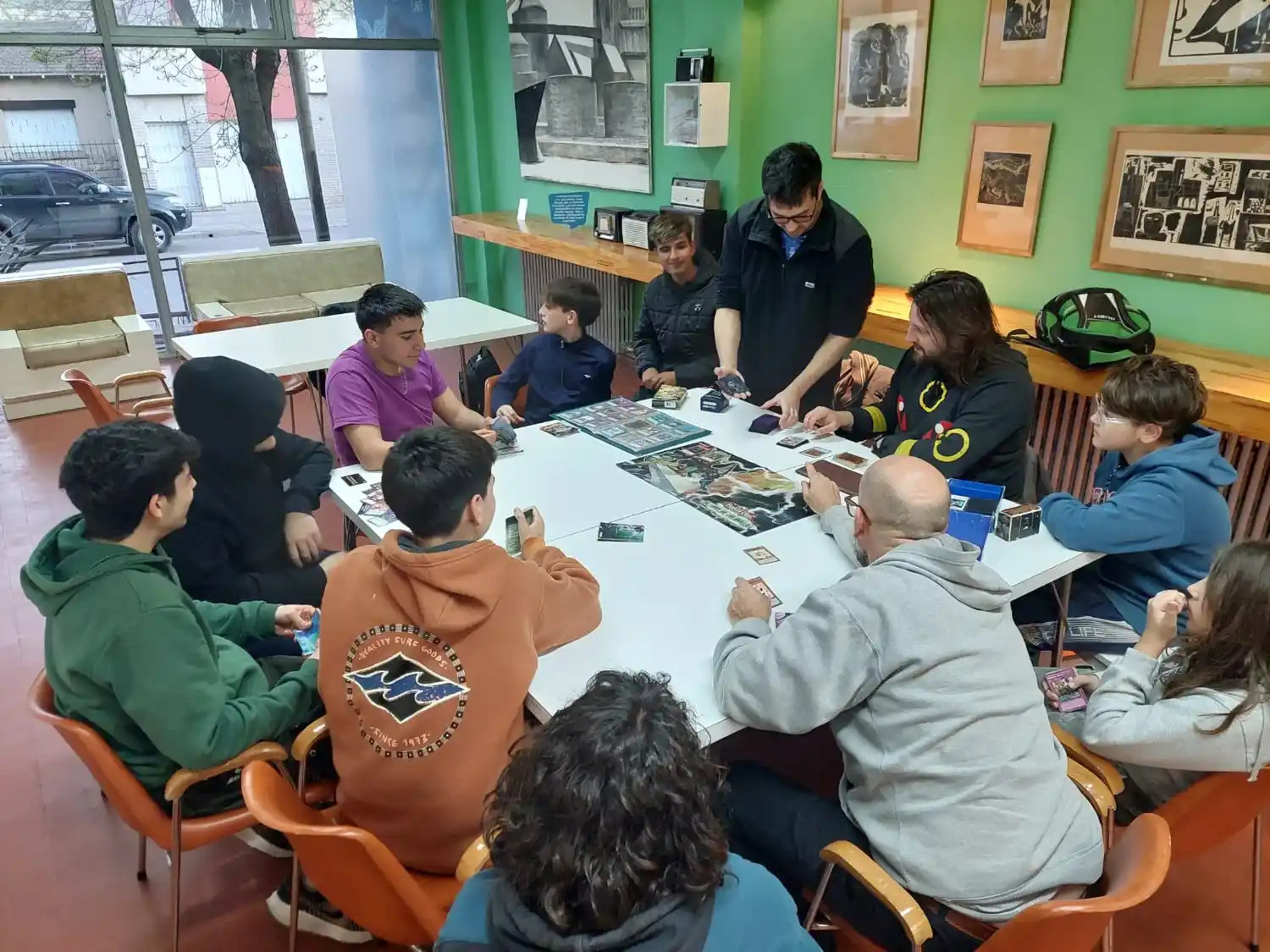La propuesta reúne duelos, intercambio de cartas y espacios para aprender a jugar