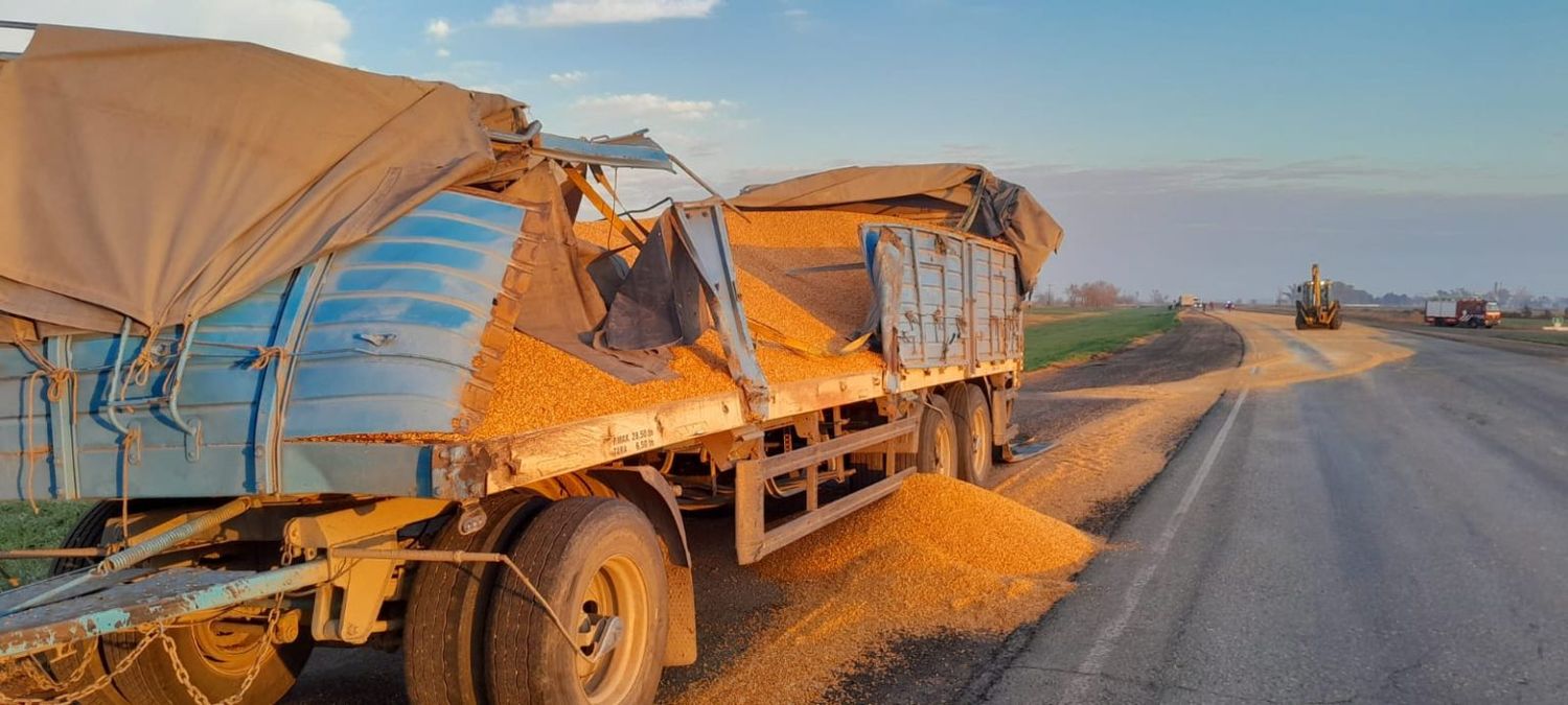Ruta 34: un choque entre camiones provocó derrame de cereal y complicaciones en el tránsito