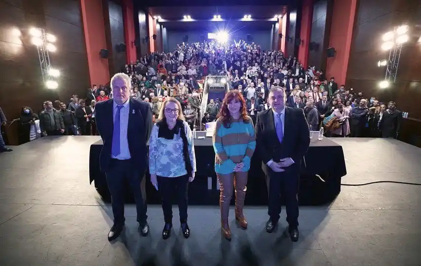 La vicepresidenta Cristina Fernández de Kirchner durante en la inauguración de un teatro en El Calafate.