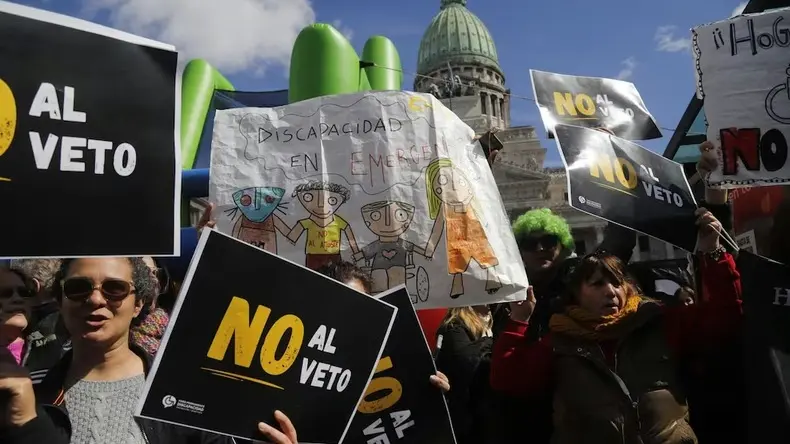 Los padres de niños con capacidades diferentes se manifestaron desde temprano frente al Congreso para que sea ratificada la ley de Discapacidad, lo que finalmente ocurrió.