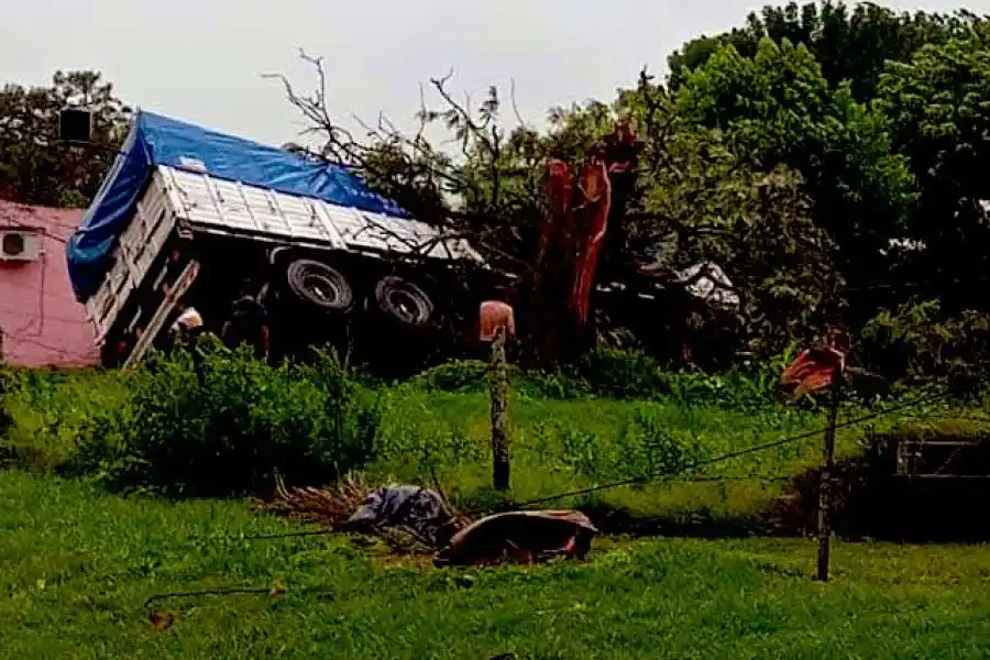 Intensas ráfagas provocaron daños severos en Cayastá este domingo