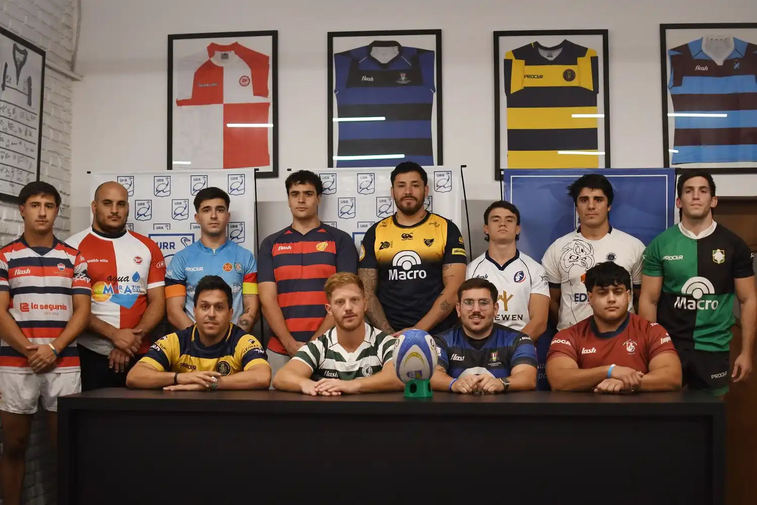 Los doce equipos representados en la Conferencia de Prensa oficial anunciando el torneo. Foto: Prensa URR