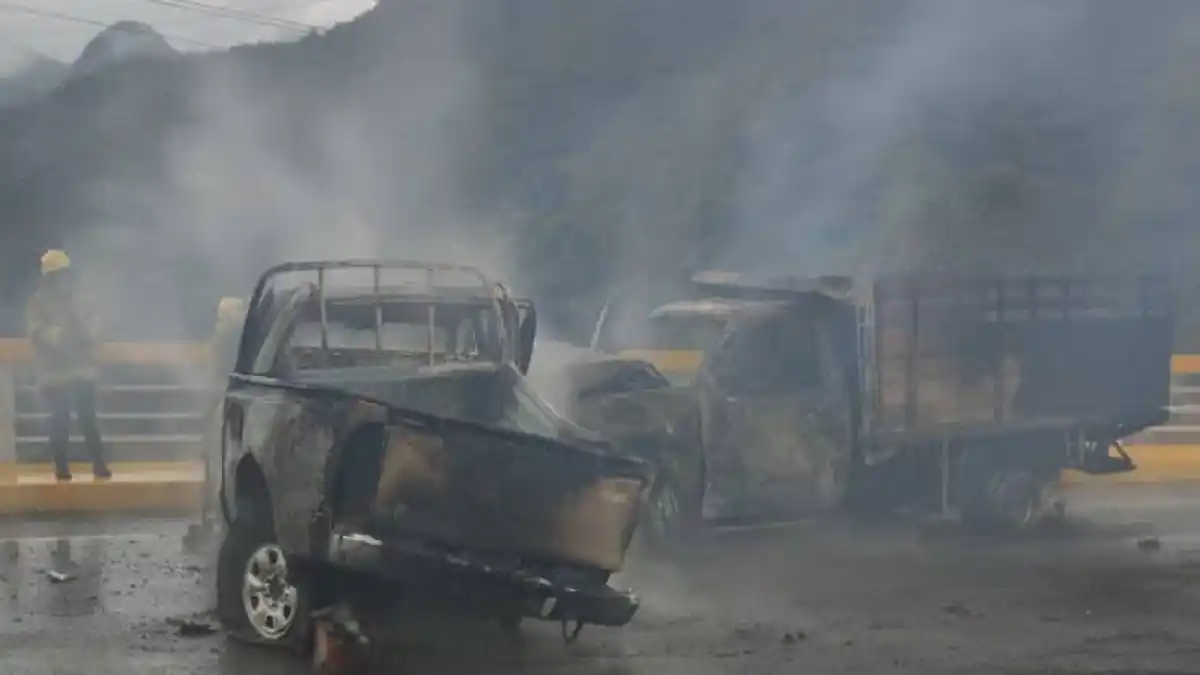 Choque provoca incendio de vehículos en la Caracas La Guaira este #8Feb