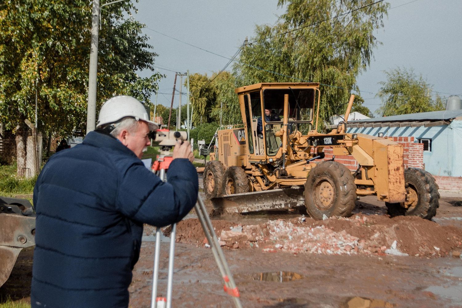 Se hicieron tareas de engranzado, nivelado y repararon cunetas en calles que consensuaron con las sociedades de fomento