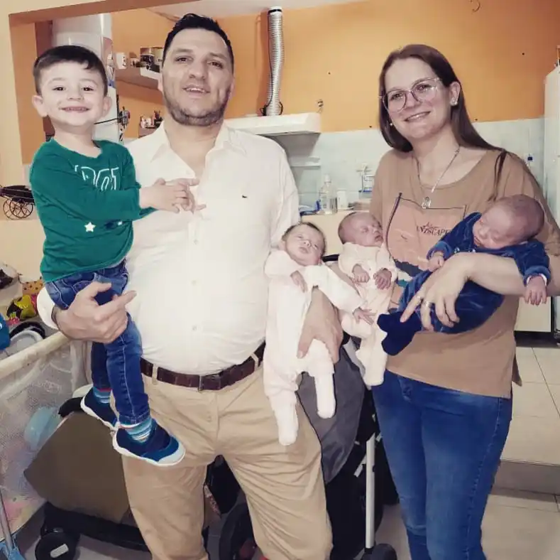 Mamá: Cuando sus dos brazos deben acunar a tres