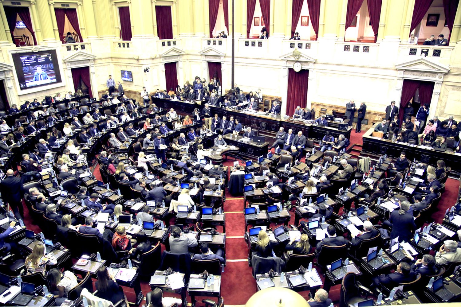 Suspenden el aumento  de dietas a diputados