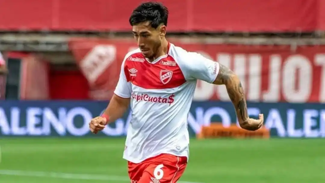 Román Vega se destaca en Argentinos Juniors.